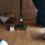 Tuerkdomes Glamping مكان تخييم آلينكا